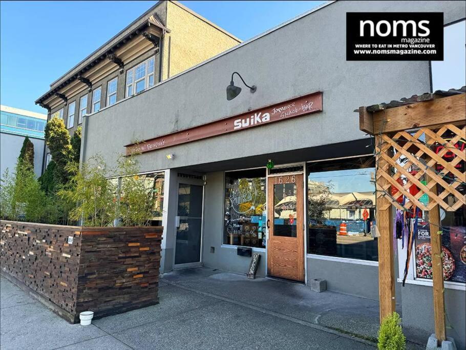 Chic 2br In West *